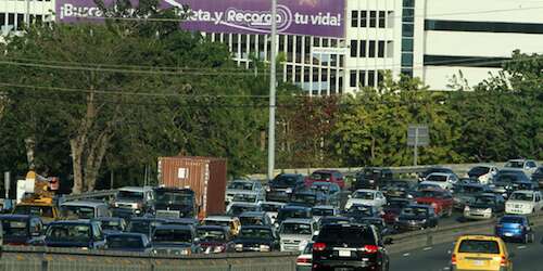 Auto con desperfectos en carril reversible del Exp. Las Américas