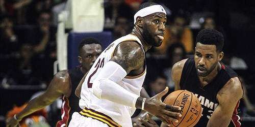 NBA: LeBron James se confunde de equipo en pleno juego