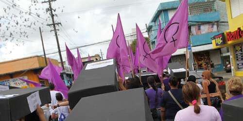 Se ponen los zapatos de ellas para condenar la violencia de género