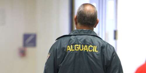 Le ‘meten las manos’ a alguacil en Juana Díaz