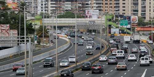 Cierran tramos de la Baldorioty por accidente con tres carros