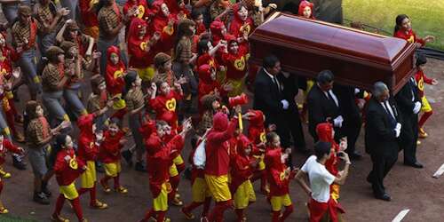 Familia y amigos acompañan a ‘Chespirito’ a su morada final