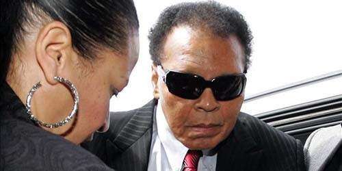 Mohamed Alí es hospitalizado por neumonía