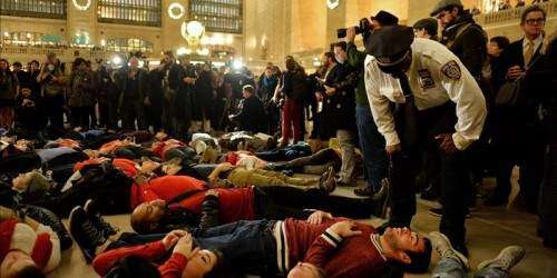 Jurado decide no acusar a policía de NY que estranguló a afroamericano