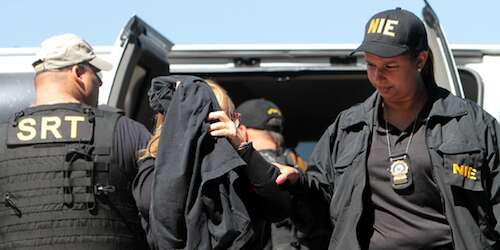 NIE investiga incidente donde apuntaron con arma a policías