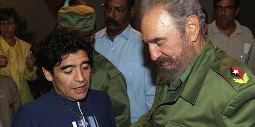 ‘Reaparece’ Fidel Castro con una carta para Maradona