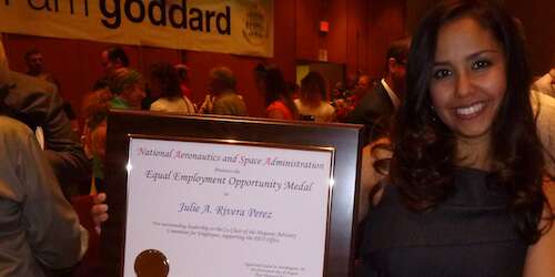 Boricua egresada de la UPR-RP recibe medalla de la NASA