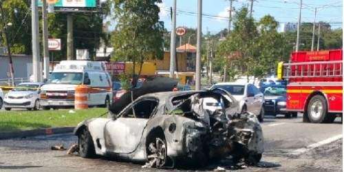 Cierran vía al morir conductor que chocó con parada de guaguas