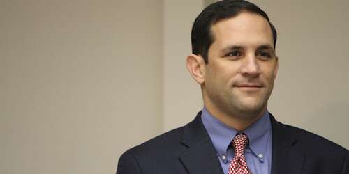 Refieren a Ética empleada de confianza de la AAA