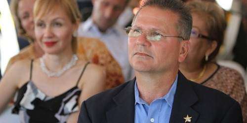 Denuncian directivos de COSSEC se van a Cuba