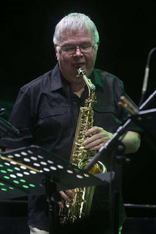 Veteranía y juventud comparten la tarima del JazzFest (galería)