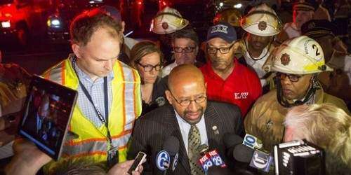 Al menos 5 muertos y 65 heridos al descarrilar tren en Filadelfia