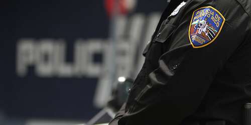 Hospitalizan a mujer policía borracha que amenazó con su arma a otros bañis