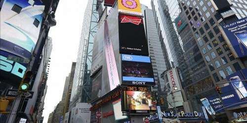 Warhol inunda las pantallas de Times Square