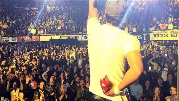 Herido Enrique Iglesias durante show en Tijuana