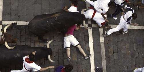 Toro adelantado crea peligro en el tercer encierro de los sanfermines