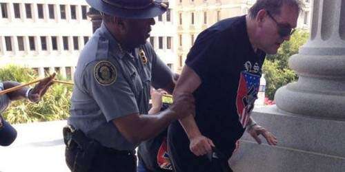 Policía negro ayudando a miembro del KKK se vuelve viral