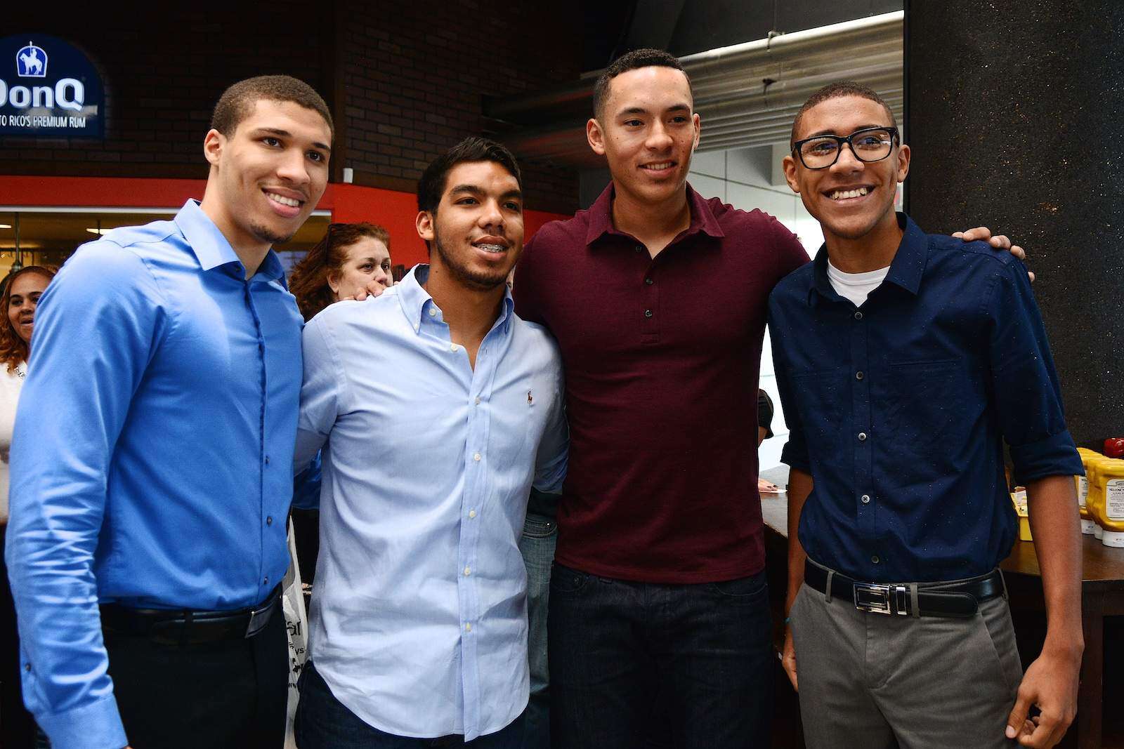 Rápida visita a la Isla de Carlos Correa por una buena causa (galería)