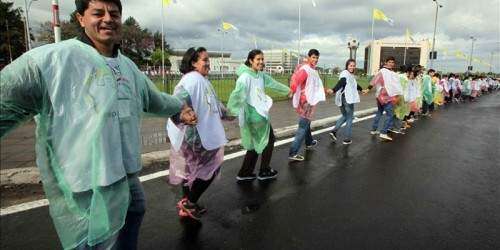 Miles de jóvenes forman cordón humano para recibir al papa en Asunción