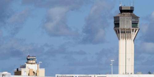 Arrestan a pasajero que obligó aterrizaje en aeropuerto LMM