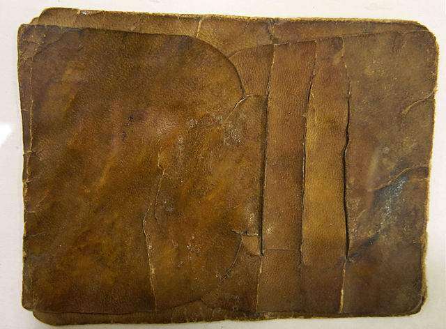 Sorprendentes accesorios creados con piel humana (galería)