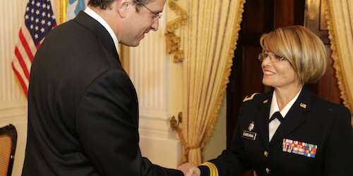 Juramenta la primera mujer ayudante general de la Guardia Nacional