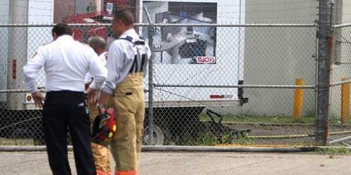 Grave mecánico pillado en accidente con un camión