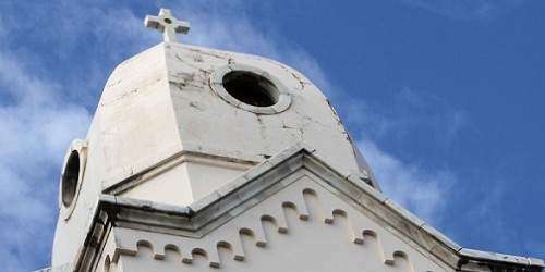 Sorprenden a individuo escalando una iglesia