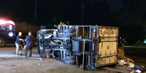 Camión volcado en la carretera PR-165