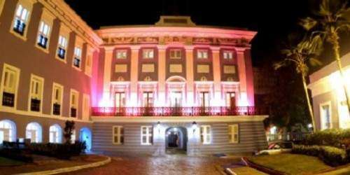 De rosa la Fortaleza contra cáncer de mama