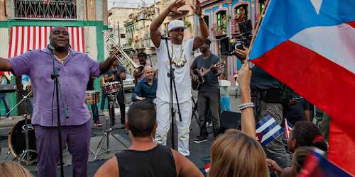 Las dos alas del pájaro se unen en especial musical