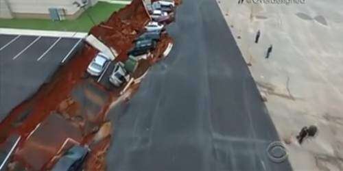La tierra se traga 12 carros mientras sus dueños comían (vídeo)
