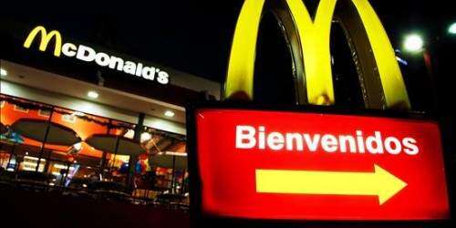 Piloto aterriza avioneta frente a McDonald’s para comprarse café (video)