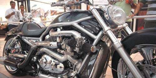 Roban decena de motoras de establecimiento en Hato Rey