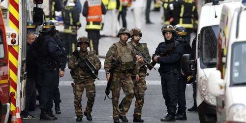 Mueren dos presuntos terroristas en redada en París (vídeo)