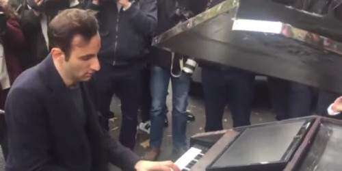 Pianista conmueve en las calles de París (video)