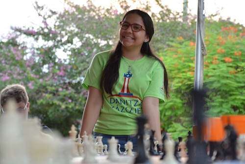 Campeona de ajedrez domina simultáneas en Caguas (galería)