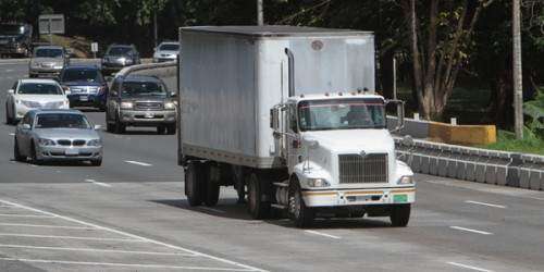 Camión se va a la fuga tras tumbar cuatro postes de la AEE