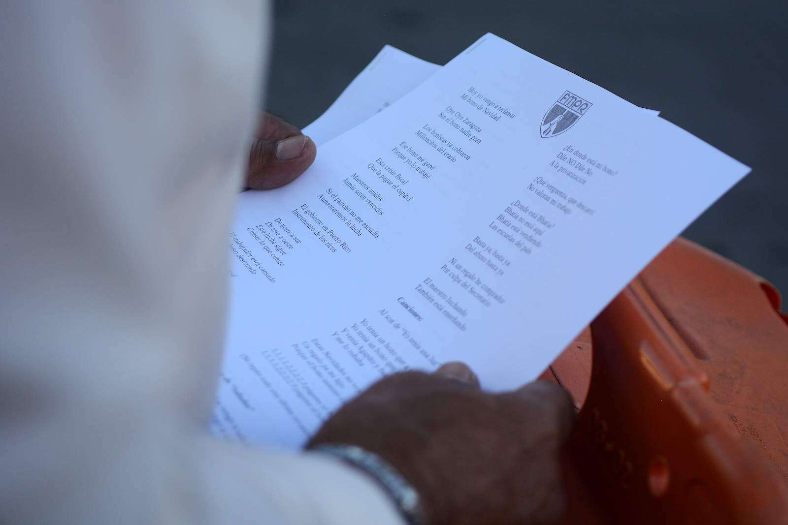 Asalto navideño a Educación para exigir bono (galería)