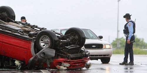 Tramos inundados y accidentes en carreteras