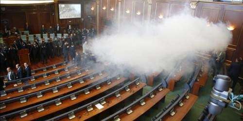 Vuelven a lanzar gas lacrimógeno en el Parlamento en Kosovo