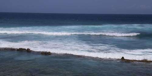 Rescatan turistas arrastrados por marejada