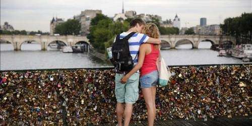 Barajan subastar los candados de amor de París