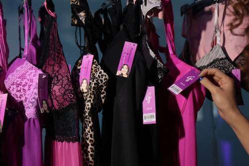 Giselle Blondet lanza línea de lencería (vídeo y galería)