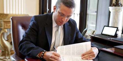 Convertido en ley el proyecto de revitalización AEE