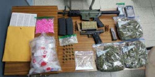 Sujeto con grillete abandona su casa, donde hallan armas y drogas