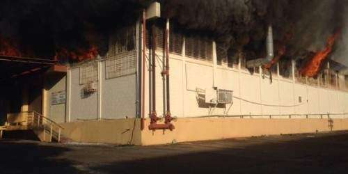 Fuego en almacén en Carolina