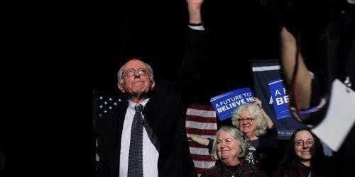 Público enloquece con pajarito que interrumpió discurso de Bernie Sanders (