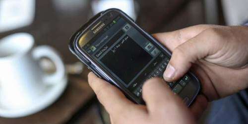 Más riesgoso marcar un número telefónico que textear al volante