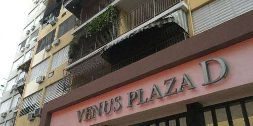 Rescatan hombre en incendio en condominio en Río Piedras